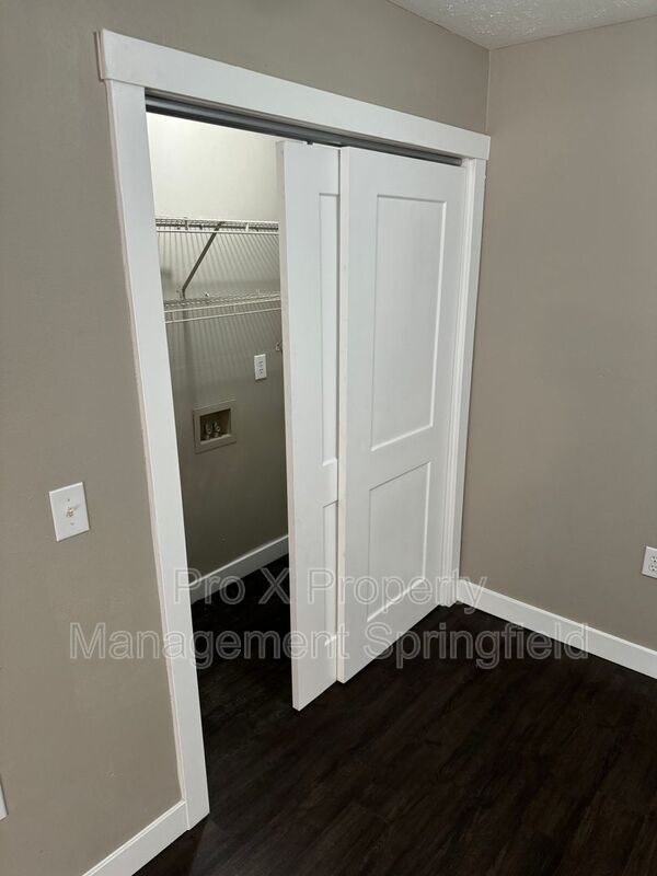 Building Photo - 2121 Southfork Dr