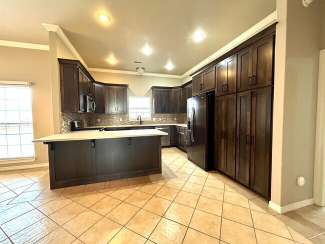 Building Photo - Spacious 3 bed 2 bath Single Family with a Large Fenced Backyard!