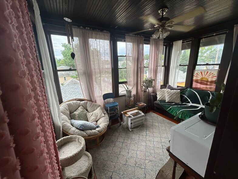 3 seasons sun room - 1696 Marshall Ave