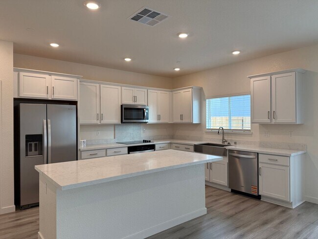 Building Photo - Beautiful 5 bed 3 bath located in West Ros...