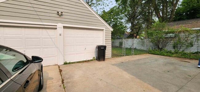 Building Photo - Move-In Ready Duplex Unit with Large Yard!