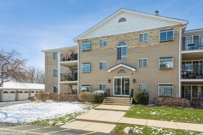 Building and detached garage - 457 Valley Dr