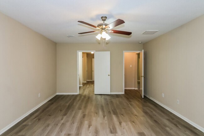 Building Photo - 10902 Ivy Park