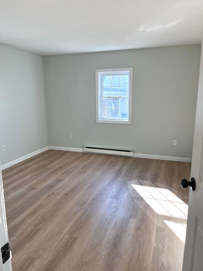 Building Photo - Rosemont Updated 2 Bedroom Unit