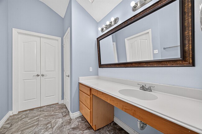Building Photo - 23914 Glengate Dr
