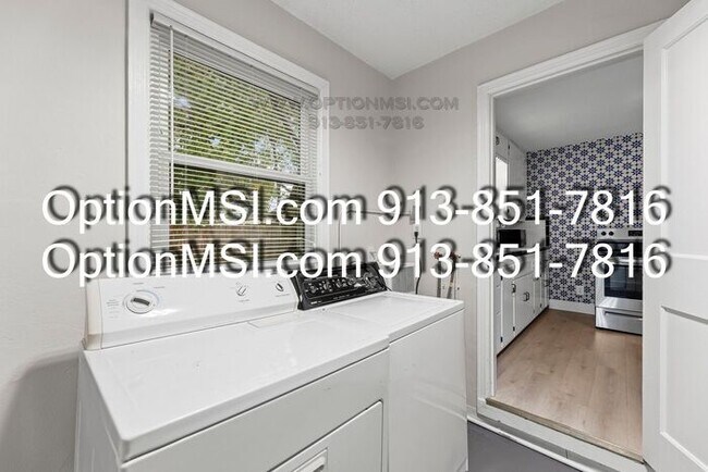 Building Photo - Near downtown Overland Park!