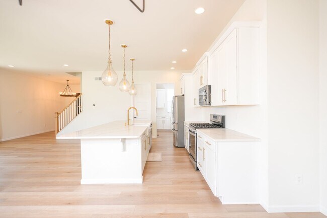 Building Photo - 245 Hollyhock Dr
