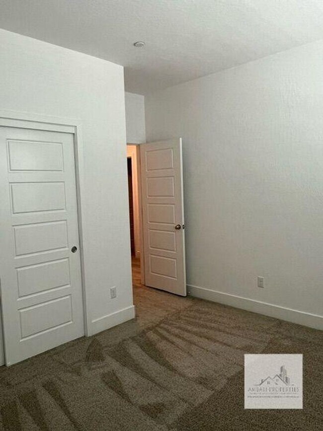 Building Photo - Beautiful Newer 3 Bedrooms 2.5 Baths Home with SOLAR!!!