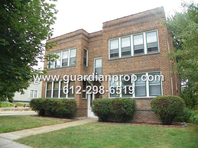Building Photo - Merriam Park Condo Available September 1st, Main Floor Corner Unit, Hardwood Floors, Sunroom, Par...