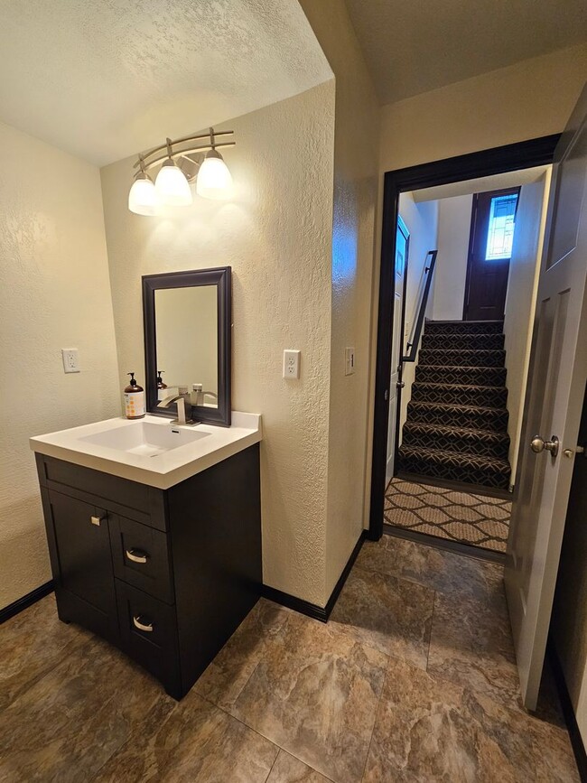 Building Photo - 3 BED | 2.5 BATH | SPLIT-FOYER HOME | DOUB...