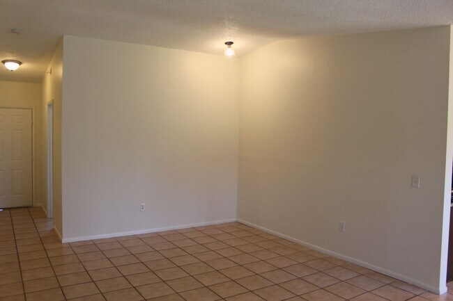 Building Photo - Lovely Home Available in the Royal Manor S...