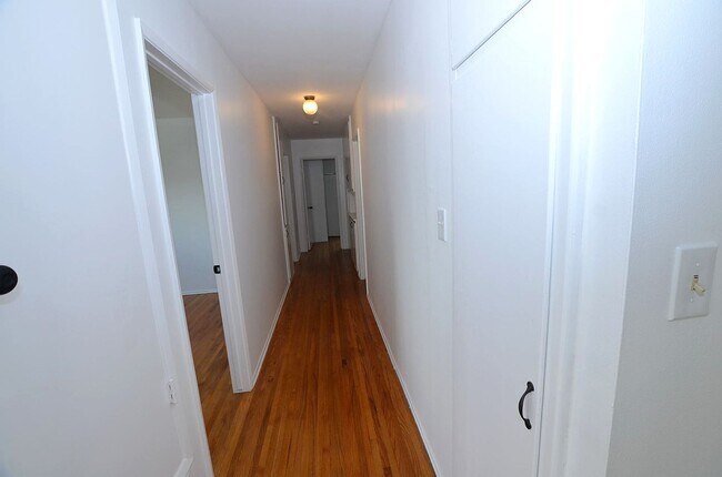 Building Photo - Single level Home