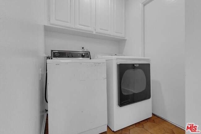 Building Photo - 152 S Kilkea Dr