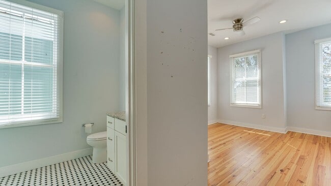 Building Photo - 3 Bedroom 3 Bath Apartment (October) Downt...