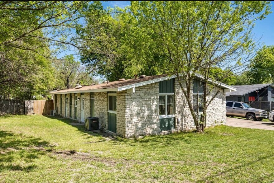 Building Photo - 3210 Northeast Dr