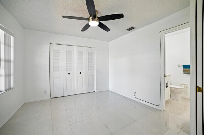 Building Photo - 5242 Privet Pl