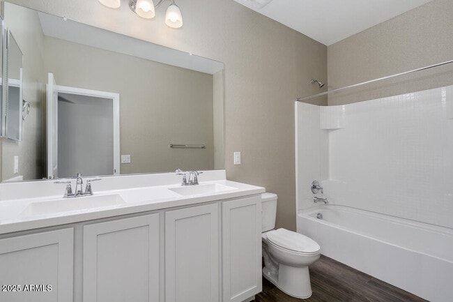 Building Photo - 1367 S Country Club Dr