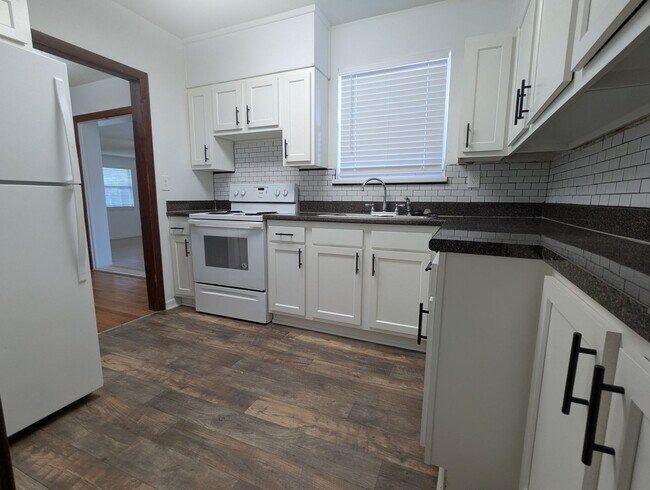 Building Photo - Adorable 3/2 with updated kitchen and full...