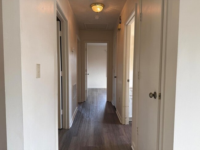 Building Photo - 1101 Lakeview Pl