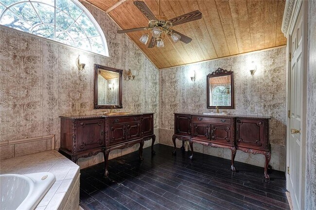 Building Photo - 2105 Vivian Dr