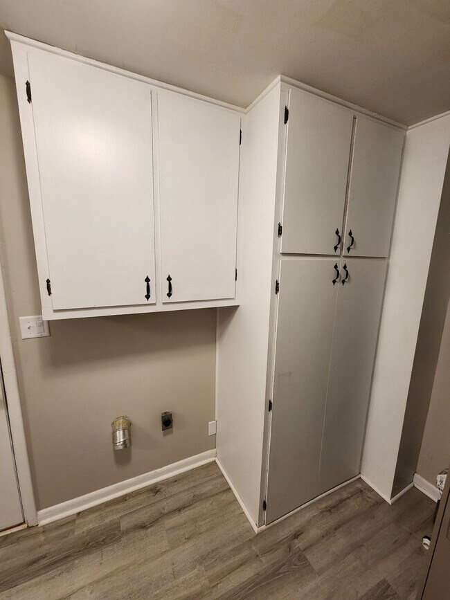 Building Photo - Spacious 3-Bedroom, 1-Bathroom Home AVAILABLE NOW!!