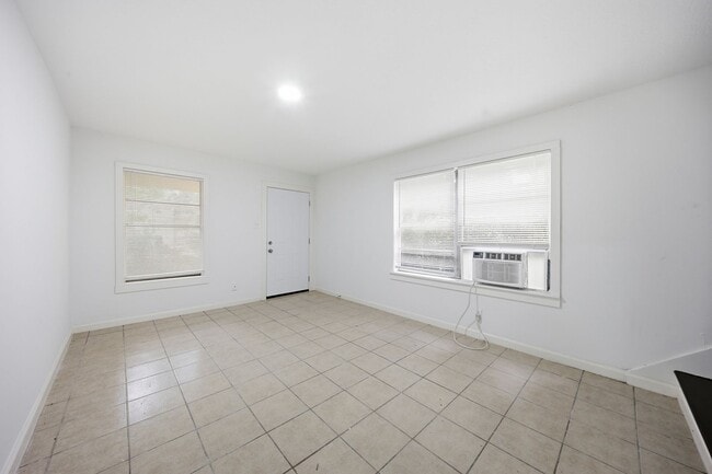 Building Photo - 1228 6th Ave N