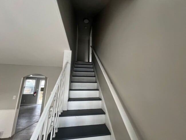 Building Photo - Newly Renovated 4 Bedroom / 2 Bathroom Woo...