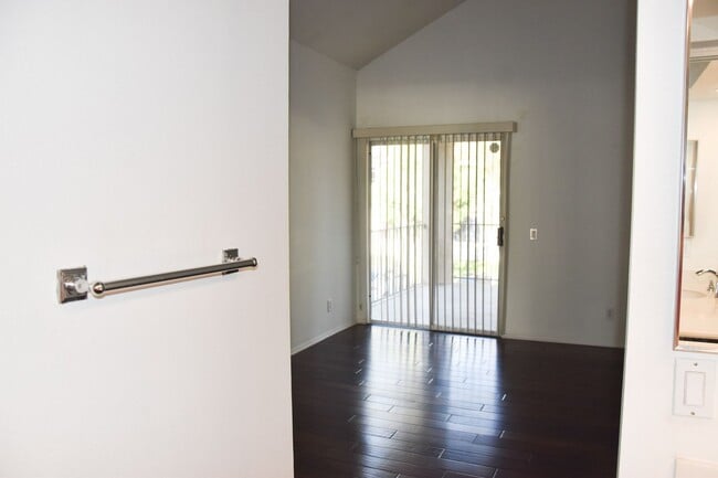 Building Photo - 8215 E White Oak Ridge