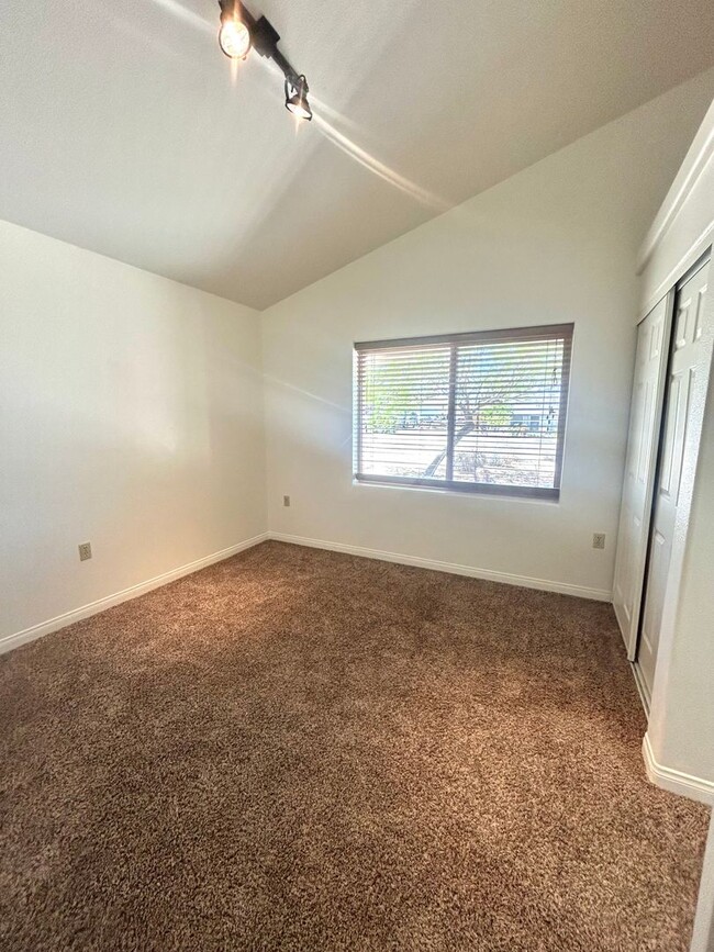 Building Photo - 4 Bedroom / 2 Bathroom efficient home