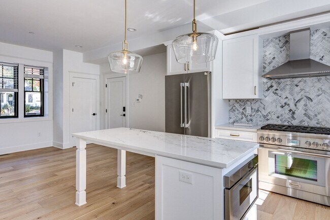 Building Photo - 20 E Redman Ave