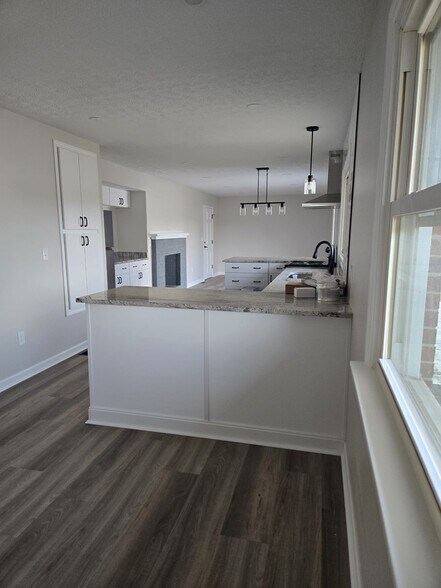 Building Photo - 10000 OH-736