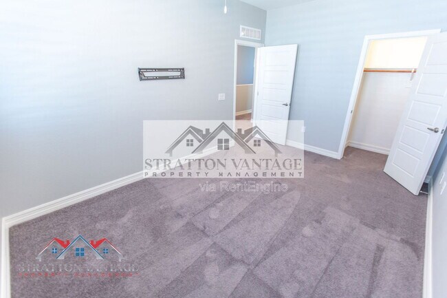 Building Photo - 2821 S Skyline Dr