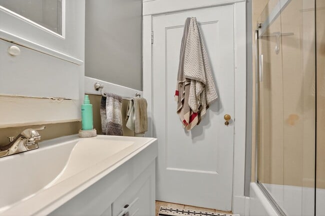 Building Photo - Great 3 Bedroom & 2 Full Baths In GREAT South Plaza Location