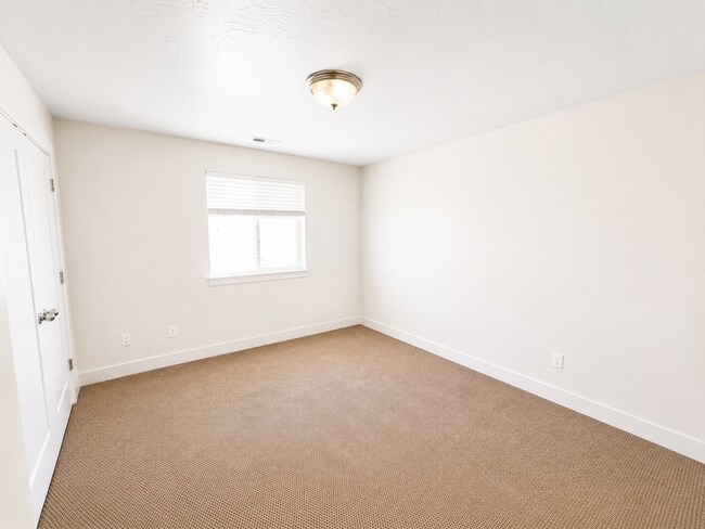 Building Photo - 44 W 470 N