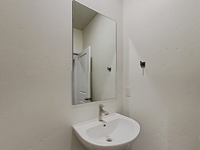 Building Photo - 5112 W Bellevue Street