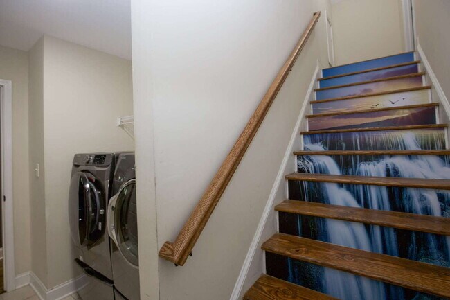 Building Photo - *Lease Special!* Fiber optic internet incl...