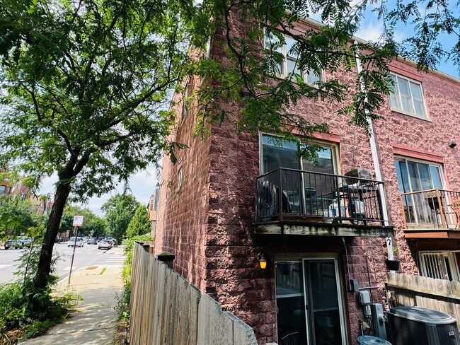 Building Photo - Spacious 3 Bedroom Townhouse