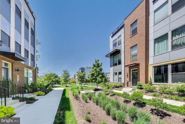 Building Photo - 5004 Oakmoore Dr
