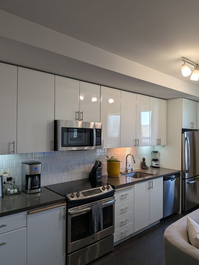 Building Photo - Studio Apartment Home on Top Floor with views of City Hall!