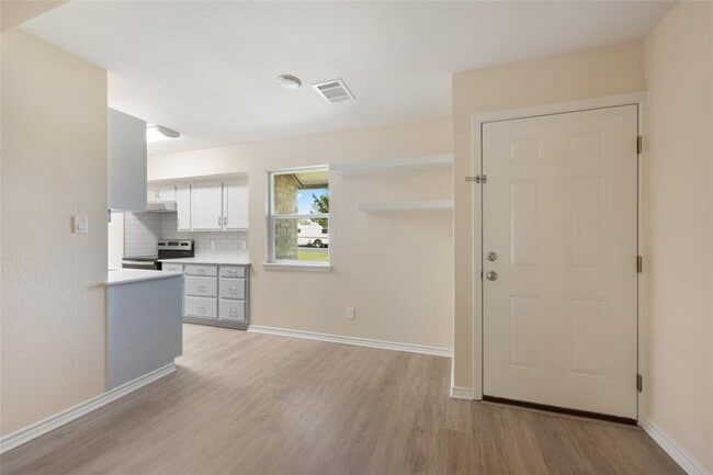 Building Photo - 6903 Woodhue Dr