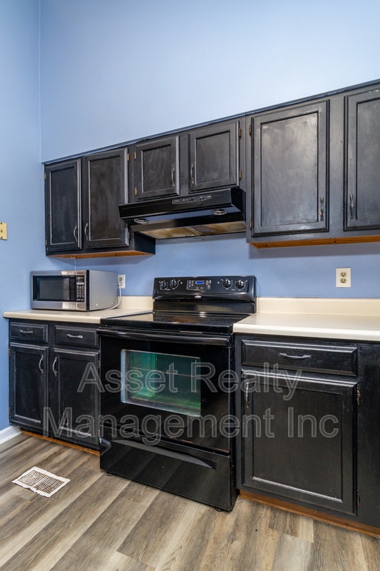 Building Photo - 1405 Wenlock Rd