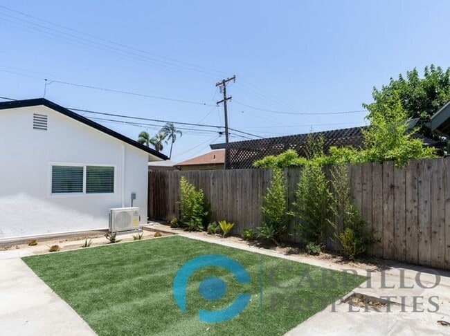 Building Photo - 4847 Mansfield St