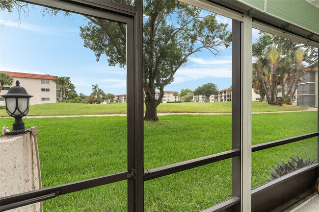 Building Photo - 411 S Hollybrook Dr