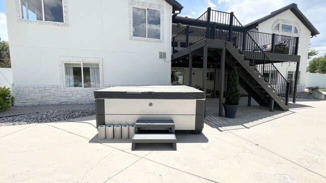 Building Photo - 6 Bed/6 Bathroom house in Riverton