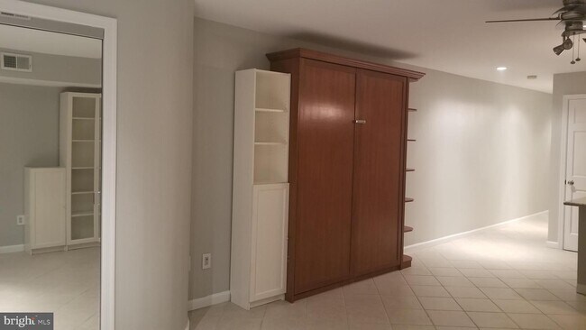 Building Photo - 10G Queen Elizabeth Ct