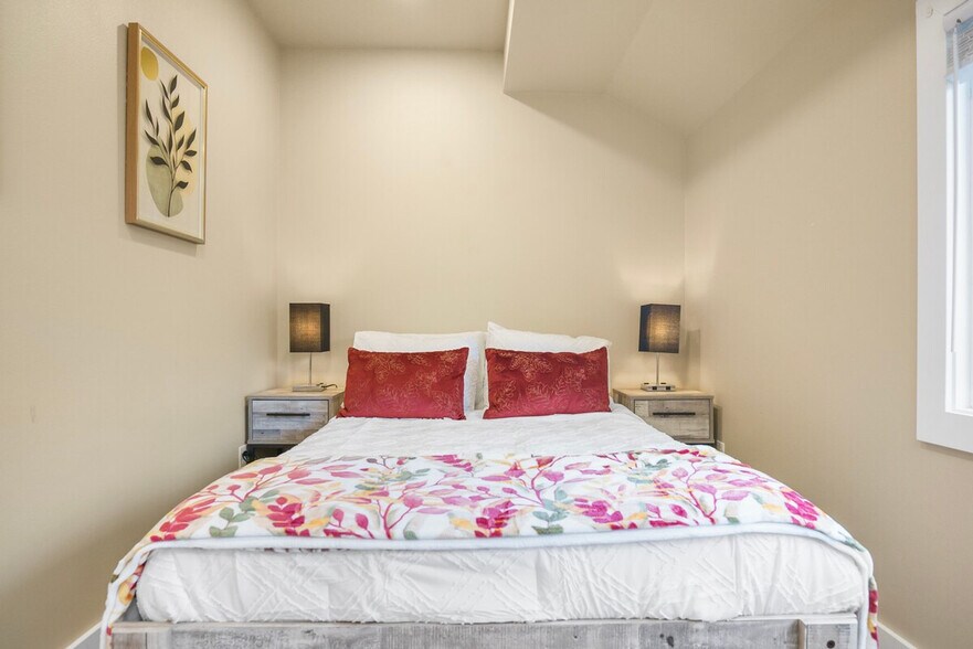 Building Photo - 914 16th Ave