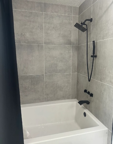 MASTER BATH/TUB COMBO - 1219 Lynn Ln