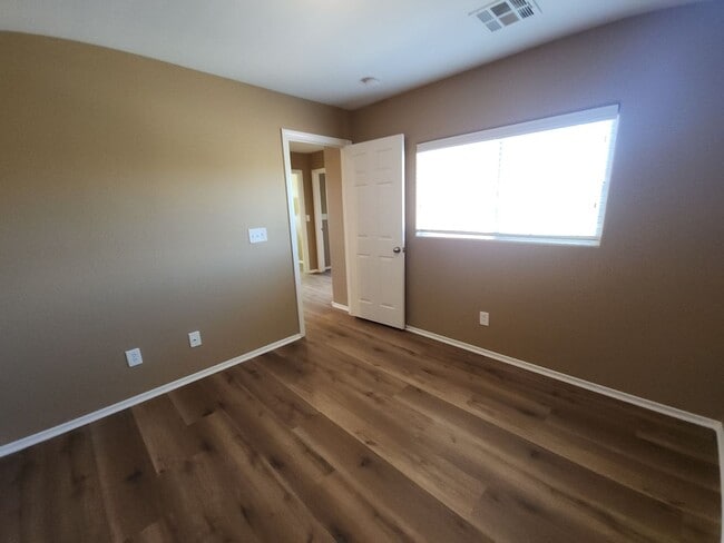 Building Photo - Beautiful detached home with fully fenced back yard.