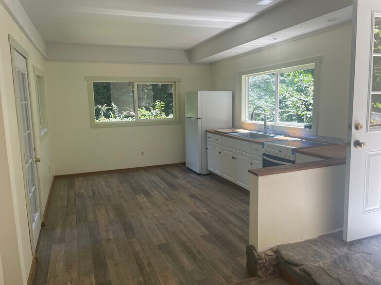 Building Photo - 219 Redwood Dr