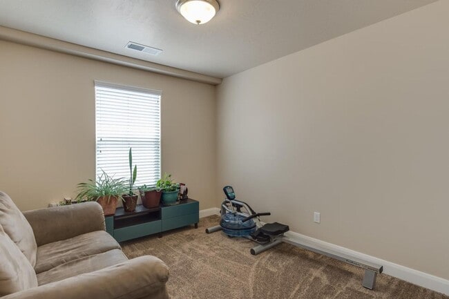 Building Photo - Spacious 3 Bedroom Home